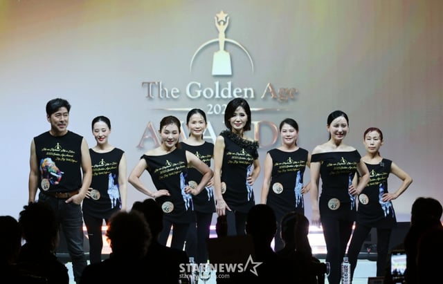 30일 오후 서울 강남구 라움아트센터에서 진행된 '2025 머니투데이방송 골든에이지어워즈'(2025 MTN GAA) 최종 본선 무대에서 참가자들이 오프닝 무대를 펼치고 있다. /2025.09.30 /사진=이동훈 photoguy@