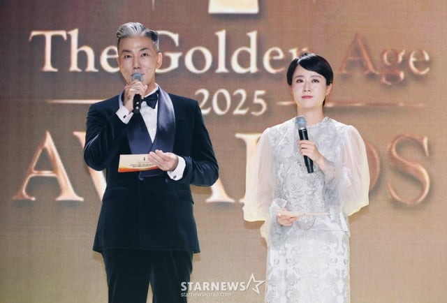 모델락(본명 심광섭) 교수, 박민영 앵커가 30일 오후 서울 강남구 라움아트센터에서 진행된 '2025 머니투데이방송 골든에이지어워즈'(2025 MTN GAA) 최종 본선 무대에서 사회를 보고 있다. /2025.09.30 /사진=이동훈 photoguy@