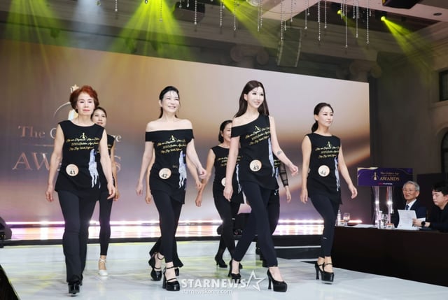 30일 오후 서울 강남구 라움아트센터에서 진행된 '2025 머니투데이방송 골든에이지어워즈'(2025 MTN GAA) 최종 본선 무대에서 참가자들이 오프닝 무대를 펼치고 있다. /2025.09.30 /사진=이동훈 photoguy@