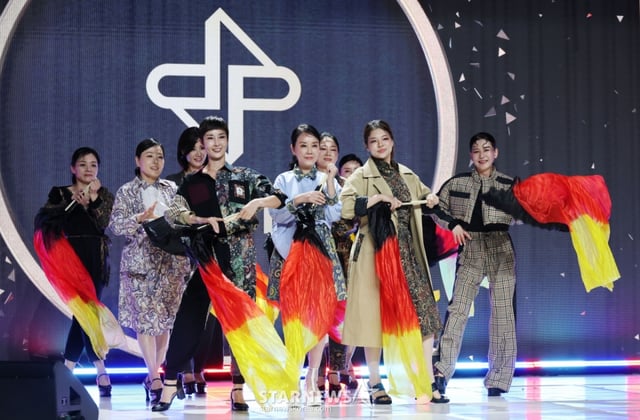 30일 오후 서울 강남구 라움아트센터에서 진행된 '2025 머니투데이방송 골든에이지어워즈'(2025 MTN GAA) 최종 본선 무대에서 참가자들의 퍼포먼스 스테이지가 펼쳐지고 있다. /2025.09.30 /사진=이동훈 photoguy@