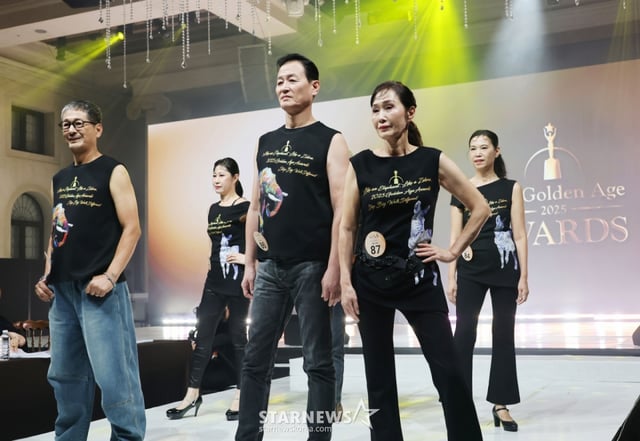 30일 오후 서울 강남구 라움아트센터에서 진행된 '2025 머니투데이방송 골든에이지어워즈'(2025 MTN GAA) 최종 본선 무대에서 참가자들이 오프닝 무대를 펼치고 있다. /2025.09.30 /사진=이동훈 photoguy@