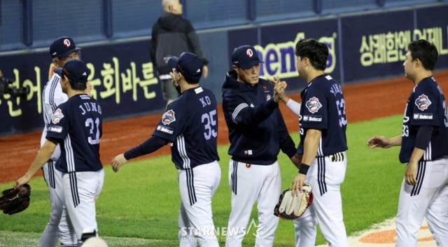 두산 조성환 감독대행(오른쪽에서 3번째)이 30일 잠실야구장에서 열리는 2025KBO리그 LG트윈스와 두산베어스 경기를 마무리하며 선수들과 자축하고 있다. /사진=강영조 선임기자