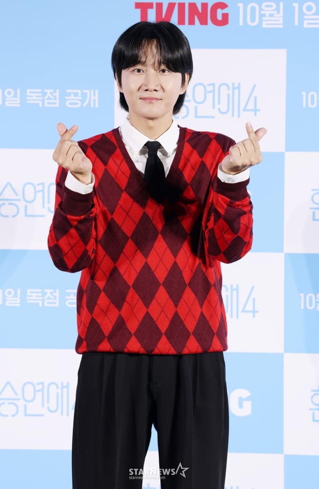 개그맨 이용진이 1일 서울 용산구 CGV 용산아이파크몰에서 진행된 티빙 예능 '환승연애4' 제작발표회에 참석해 포즈를 취하고 있다. /사진=김휘선 hwijpg@
