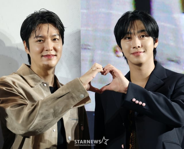 (서울=뉴스1) 권현진 기자 = 배우 이민호와 안효섭(오른쪽)이 21일 서울 송파구 롯데시네마 월드타워점에서 열린 영화 '전지적 독자 시점‘(감독 김병우) VIP 시사회에 참석해 포즈를 취하고 있다. '전지적 독자 시점'은 10년 이상 연재된 소설이 완결된 날 소설 속 세계가 현실이 되어 버리고, 유일한 독자였던 ‘김독자’가 소설의 주인공 ‘유중혁’ 그리고 동료들과 함께 멸망한 세계에서 살아남기 위한 판타지 액션 영화다. 2025.7.21/뉴스1 Copyright © 뉴스1. All rights reserved. 무단 전재 및 재배포, AI학습 이용 금지. /사진=(서울=뉴스1) 권현진 기자