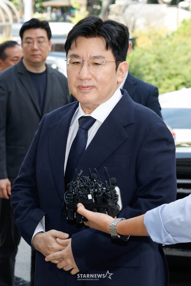 (서울=뉴스1) 안은나 기자 = 방시혁 하이브 의장이 15일 오전 자본시장법 위반 혐의(사기적 부정거래) 관련 조사를 받기 위해 마포구 서울경찰청 금융범죄수사대에 출석하고 있다. 2025.9.15/뉴스1 Copyright © 뉴스1. All rights reserved. 무단 전재 및 재배포, AI학습 이용 금지. /사진=(서울=뉴스1) 안은나 기자
