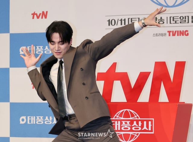 배우 이준호가 1일 오후 서울 구로구 더 링크 트리뷰트 포트폴리오 호텔에서 진행된 tvN 드라마 '태풍상사' 제작발표회에 참석해 포즈를 취하고 있다. 1997년 IMF. 직원도, 돈도, 팔 것도 없는 무역회사의 사장이 되어버린 초보 상사맨 ‘강태풍’의 고군분투 성장기 '태풍상사'는 오는 11일 첫 방송된다. /2025.10.01 /사진=이동훈 photoguy@