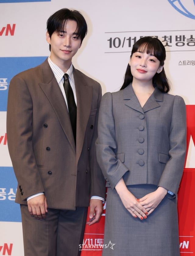 배우 이준호, 김민하가 1일 오후 서울 구로구 더 링크 트리뷰트 포트폴리오 호텔에서 진행된 tvN 드라마 '태풍상사' 제작발표회에 참석해 포즈를 취하고 있다. 1997년 IMF. 직원도, 돈도, 팔 것도 없는 무역회사의 사장이 되어버린 초보 상사맨 ‘강태풍’의 고군분투 성장기 '태풍상사'는 오는 11일 첫 방송된다. /2025.10.01 /사진=이동훈 photoguy@