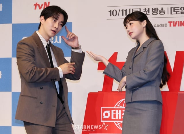 배우 이준호, 김민하가 1일 오후 서울 구로구 더 링크 트리뷰트 포트폴리오 호텔에서 진행된 tvN 드라마 '태풍상사' 제작발표회에 참석해 포즈를 취하고 있다. 1997년 IMF. 직원도, 돈도, 팔 것도 없는 무역회사의 사장이 되어버린 초보 상사맨 ‘강태풍’의 고군분투 성장기 '태풍상사'는 오는 11일 첫 방송된다. /2025.10.01 /사진=이동훈 photoguy@