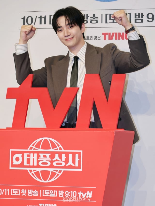 배우 이준호가 1일 오후 서울 구로구 더 링크 트리뷰트 포트폴리오 호텔에서 진행된 tvN 드라마 '태풍상사' 제작발표회에 참석해 포즈를 취하고 있다. 1997년 IMF. 직원도, 돈도, 팔 것도 없는 무역회사의 사장이 되어버린 초보 상사맨 ‘강태풍’의 고군분투 성장기 '태풍상사'는 오는 11일 첫 방송된다. /2025.10.01 /사진=이동훈 photoguy@