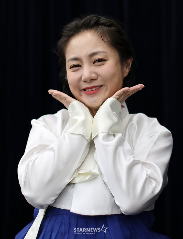 (서울=뉴스1) 오대일 기자 = 코미디언 박나래가 서울 종로구 뉴스1 사옥에서 열린 인터뷰에 앞서 한복을 곱게 차려입고 새해 인사를 전하고 있다 박나래는 2006년 KBS 21기 공채 코미디언으로 데뷔한 후, '개그사냥', '개그콘서트', '코미디 빅리그' 등에서 다양한 캐릭터와 분장쇼로 주목받았다. 2015년에는 '라디오스타'와 '무한도전'에서 예능감을 발산하며 대세 코미디언으로 자리매김했고, 이후 '나 혼자 산다' 등 다양한 프로그램에 출연하며 예능인으로서 큰 인기를 끌었다. 2025.1.25/뉴스1 Copyright © 뉴스1. All rights reserved. 무단 전재 및 재배포, AI학습 이용 금지. /사진=(서울=뉴스1) 오대일 기자
