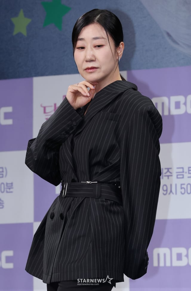 배우 라미란이 16일 서울 상암동 MBC에서 진행된 새 금토드라마 '달까지 가자' 제작발표회에 참석해 포즈를 취하고 있다.  월급만으론 생존할 수 없는 흙수저 세 여자가 코인 투자에 뛰어들며 벌어지는 하이퍼리얼리즘 생존 드라마 '달까지 가자'는 오는 19일 첫 방송된다. /2025.09.16 /사진=이동훈 photoguy@
