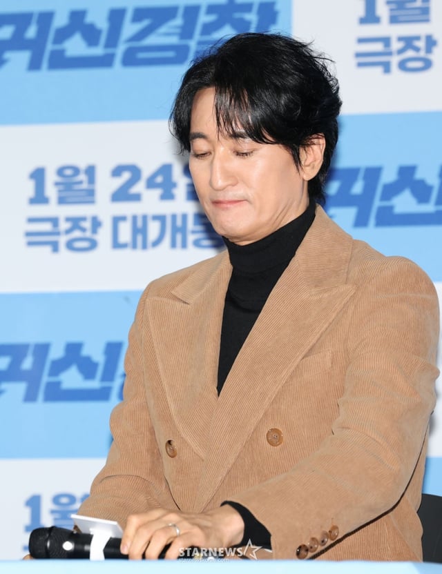 (서울=뉴스1) 권현진 기자 = 배우 신현준이 1월 13일 서울 용산구 CGV용산아이파크몰에서 열린 영화 '귀신경찰'(감독 김영준) 언론시사회에 참석해 고 김수미 질문을 듣고 있다. '귀신경찰'은 돈벼락 한 번 못 맞고 때 아닌 날벼락 맞은 이후 하찮은 능력을 갖추게 된 경찰이 그의 가족과 예기치 못한 사건에 얽히며 벌어지는 패밀리 코미디다. 2025.1.13/뉴스1 Copyright © 뉴스1. All rights reserved. 무단 전재 및 재배포, AI학습 이용 금지. /사진=(서울=뉴스1) 권현진 기자