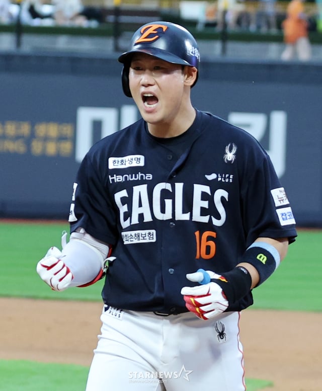 한화 7번타자 하주석이 19일 수원KT위즈파크에서 열리는 2025KBO리그 한화이글스와 KT위즈 경기 3회초 2사 2,3루에서 2타점 안타로 출루하며 환호하고 있다. 2025.07.19. /사진=강영조 cameratalks@