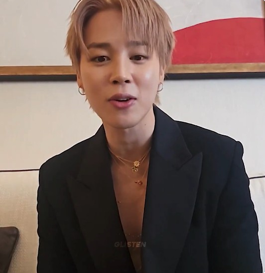 2일 위버스 라이브를 진행하고 있는 지민 