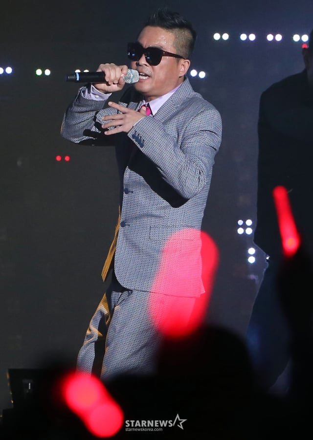 2013년 10월 24일 오후 서울 방이동 올림픽공원 올림픽홀에서 열린 인순이, 김건모, 씨스타와 함께 하는 '갤럭시 더 타임리스 콘서트2'에서 멋진 무대를 선보이고 있다. 이번 콘서트에서는 50~60년대 베이비부머 세대를 대표하는 불멸의 디바 인순이, 70~80년대 386과 X세대의 슈퍼스타 김건모, 90년대 이후 밀레니엄 세대의 대세 아이돌 씨스타(효린 소유 보라 다솜)와 특별 게스트로 김경호가 출연했다. /사진=임성균 기자 tjdrbs23@
