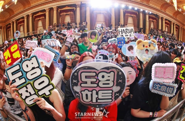 27일 오후 태국 방콕 임팩트 챌린저 홀 1-2(IMPACT Challenger Hall 1-2)에서 진행된 '제9회 아시아 아티스트 어워즈'(The 9th Asia Artist Awards, 이하 'AAA 2024') 레드카펫 행사에서 세계 각국의 팬들이 아티스트들을 응원하고 있다. /2024.12.27 /사진=이동훈 photoguy@