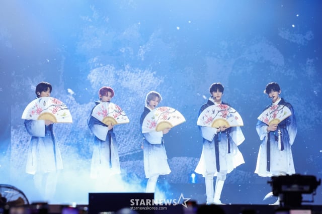 보이 그룹 투모로우바이투게더(TOMORROW X TOGETHER)가 3일 오후 서울 송파구 방이동 올림픽공원 KSPO DOME에서 진행된 세 번째 월드투어 서울 앙코르 콘서트 'TOMORROW X TOGETHER WORLD TOUR ENCORE IN SEOUL'에서 멋진 무대를 선보이고 있다. / 사진제공=빅히트뮤직 /사진=김창현 chmt@