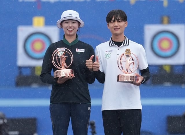 한국체대의 임시현(왼쪽)과 김종우가 3일 광주 5-18 민주광장에서 열린 '현대자동차 정몽구배 한국양궁대회 2025' 리커브 부문에서 우승한 뒤 미소 짓고 있다. /사진=대한양궁협회 제공