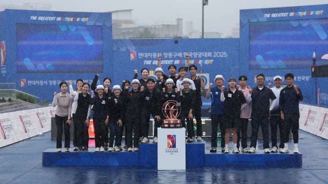 참가 선수들이 3일 광주 5-18 민주광장에서 열린 '현대자동차 정몽구배 한국양궁대회 2025' 대회를 마치고 기념사진을 찍고 있다. /사진=대한양궁협회 제공