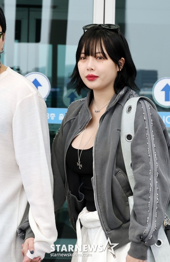 가수 현아(HyunA)가 싱가포르 페스티벌 일정 차 30일 오후 인천국제공항을 통해 출국하고 있다. 2025.09.30 /사진=임성균 tjdrbs23@