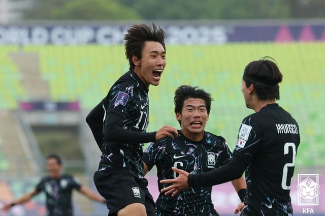 김현민(가운데)이 4일(한국시간) 칠레 발파라이소의 에스타디오 엘리아스 피게로아 브란데르에서 열린 파나마와의 '2025 국제축구연맹(FIFA) U-20 월드컵' 조별리그 B조 3차전에서 선제골을 넣고 기뻐하고 있다. /사진=대한축구협회 제공