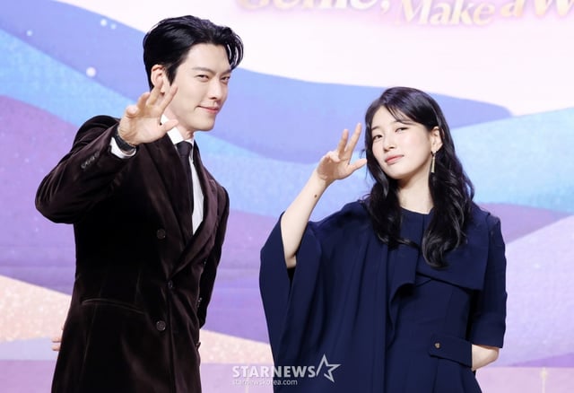 배우 김우빈, 수지가 29일 강남구 조선 팰리스 서울 강남에서 열린 넷플릭스 새 시리즈 '다 이루어질지니' 제작발표회에 참석해 포즈를 취하고 있다. /2025.09.29 /사진=김휘선 hwijpg@