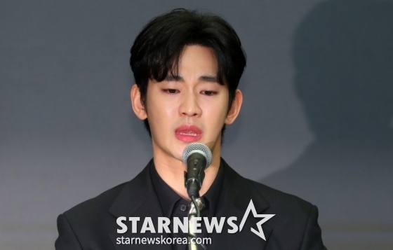 [서울=뉴시스] 김혜진 기자 = 배우 김수현이 31일 오후 서울 마포구 스탠포드호텔에서 기자회견을 열고 자신을 둘러싼 의혹에 대해 입장을 밝히고 있다. 2025.03.31. jini@newsis.com /사진=김혜진