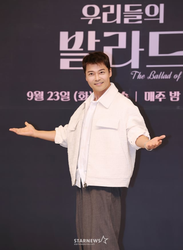 방송인 전현무가 23일 오전 서울 양천구 목동 SBS에서 진행된 SBS 예능 '우리들의 발라드' 제작발표회에 참석해 포즈를 취하고 있다. 음악 전문가부터 일반 남녀노소까지 150명의 '탑백귀 대표단'이 대중픽 감별사로 나서 새로운 목소리를 찾는 집단 지성 음악 서바이벌 오디션 '우리들의 발라드'는 오늘(23일) 첫 방송된다. /2025.09.2 /사진=이동훈 photoguy@