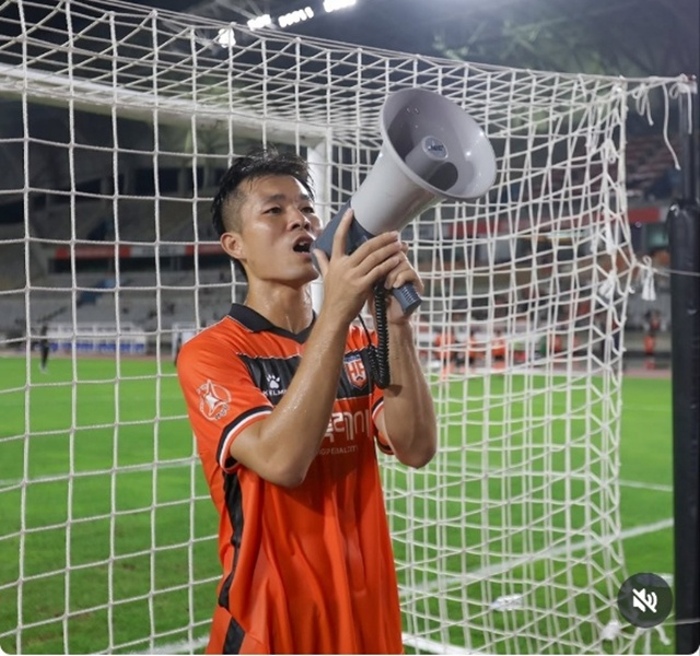 화성FC 팬들에게 인사하는 유병수. /사진=화성FC SNS