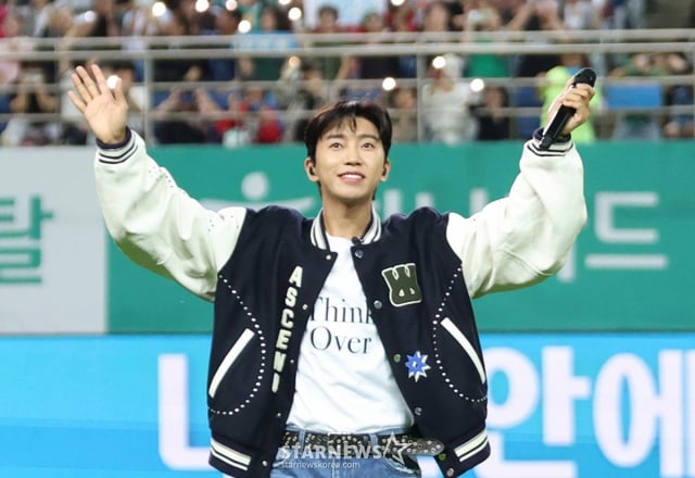 (대전=뉴스1) 권현진 기자 = 가수 임영웅이 20일 오후 대전월드컵경기장에서 열린 '하나은행 K리그1 2025' 대전하나시티즌과 대구FC 경기에서 하프타임 공연을 마친 뒤 인사를 하고 있다. 2025.9.20/뉴스1  Copyright © 뉴스1. All rights reserved. 무단 전재 및 재배포,  AI학습 이용 금지. /사진=(대전=뉴스1) 권현진 기자