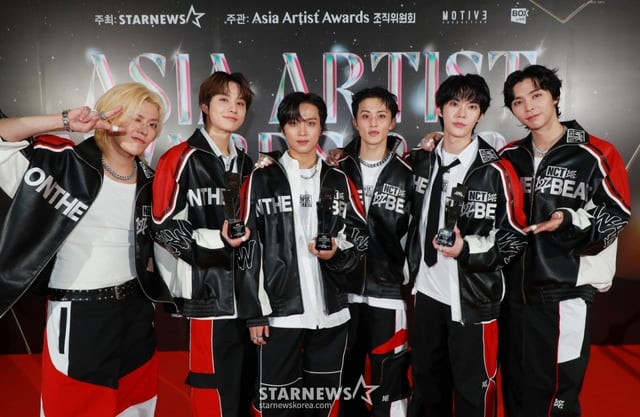 그룹 NCT 127이 27일 오후 태국 방콕 임팩트 챌린저 홀 1-2(IMPACT Challenger Hall 1-2)에서 진행된 '제9회 아시아 아티스트 어워즈'(The 9th Asia Artist Awards, 이하 'AAA 2024')에서 AAA 베스트 아티스트, 올해의 무대, 베스트 초이스(도영)상을 수상한 뒤 포즈를 취하고 있다.  /2024.12.27 /사진=이동훈 photoguy@
