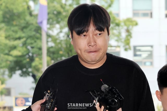 (서울=뉴스1) 이동해 기자 = 인터넷 불법 도박 사실을 털어놓은 개그맨 이진호가 2024년 10월 22일 오후 서울 강남경찰서에 피의자 신분으로 출석하고 있다. 2024.10.22/뉴스1 Copyright © 뉴스1. All rights reserved. 무단 전재 및 재배포, AI학습 이용 금지. /사진=(서울=뉴스1) 이동해 기자