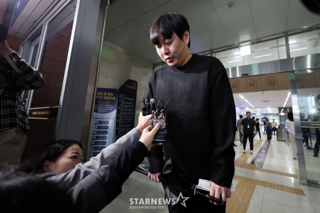 (서울=뉴스1) 이동해 기자 = 인터넷 불법 도박 사실을 털어놓은 개그맨 이진호가 22일 오후 서울 강남경찰서에 피의자 신분으로 출석하며 고개숙여 사과하고 있다. 2024.10.22/뉴스1  Copyright © 뉴스1. All rights reserved. 무단 전재 및 재배포,  AI학습 이용 금지. /사진=(서울=뉴스1) 이동해 기자
