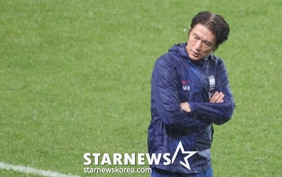 브라질과 10월 A매치 친선경기 중 홍명보 한국 축구대표팀 감독이 그라운드를 바라보고 있다. /사진=김진경 대기자