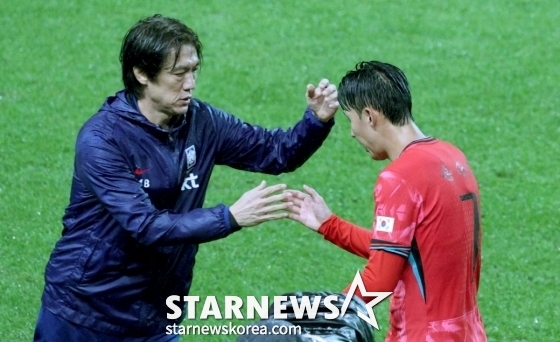 홍명보(왼쪽) 감독이 교체되어 나오는 손흥민의 손을 맞잡으려 하고 있다. /사진=김진경 대기자