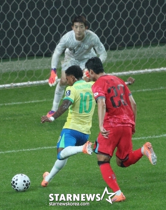 호드리구(10번)가 10월 서울월드컵경기장에서 열린 브라질과 한국의 친선경기 중 왼발 슈팅을 시도하고 있다. /사진=김진경 대기자
