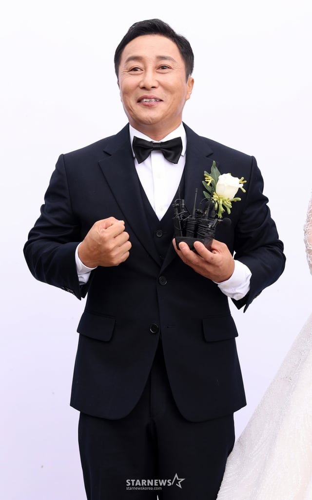 개그맨 김병만이 20일 서울 서초구 한강세빛섬 플로팅아일랜드에서 열릴 결혼식에 앞서 취재진의 질문에 답하고 있다./2025.09.20 /사진=김휘선 hwijpg@