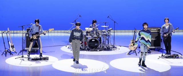 밴드 하이파이유니콘이 13일 서울 마포구 상암동 MBC 공개홀에서 열린 Hi-Fi Un!corn(하이파이유니콘) Single Album 'Teenage Blue' 발매 쇼케이스에 참석해 멋진 무대를 선보이고 있다. /2025.10.13 /사진=김휘선 hwijpg@