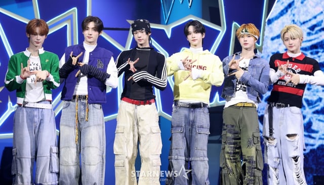 그룹 투어스가 13일 서울 광진구 예스24라이브홀에서 열린 네 번째 미니앨범 'play hard' 발매 쇼케이스에서 포즈를 취하고 있다. /2025.10.13 /사진=김휘선 hwijpg@