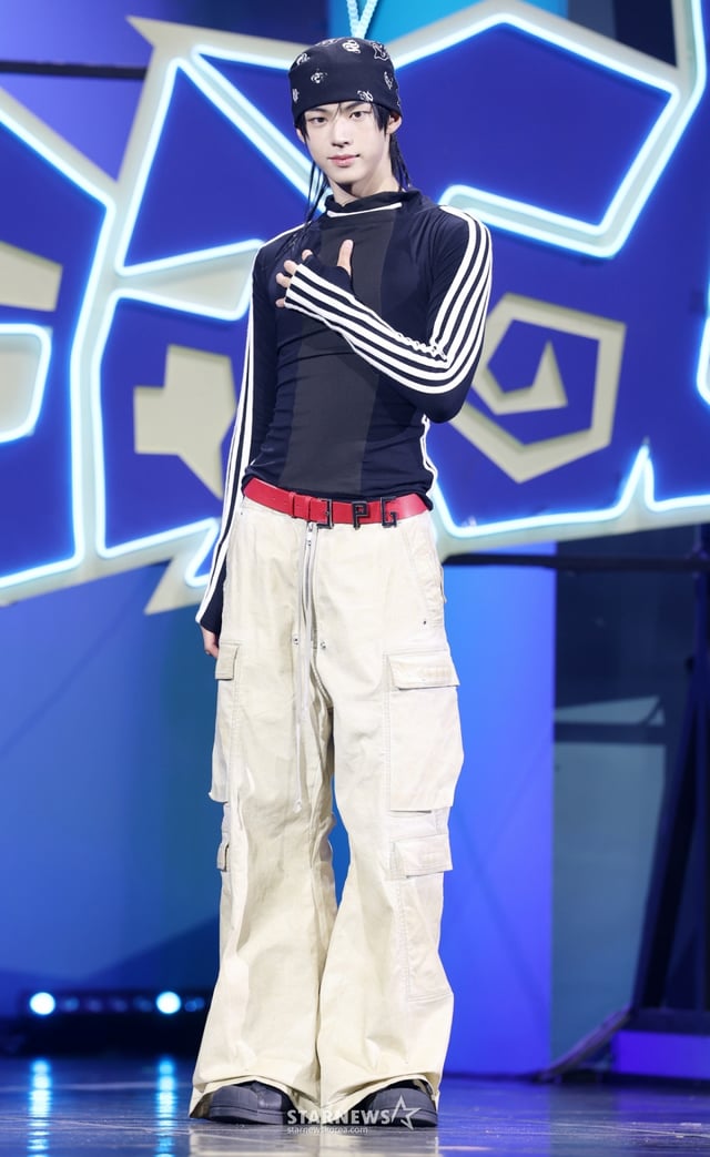 그룹 투어스 도훈이 13일 서울 광진구 예스24라이브홀에서 열린 네 번째 미니앨범 'play hard' 발매 쇼케이스에서 포즈를 취하고 있다. /2025.10.13 /사진=김휘선 hwijpg@