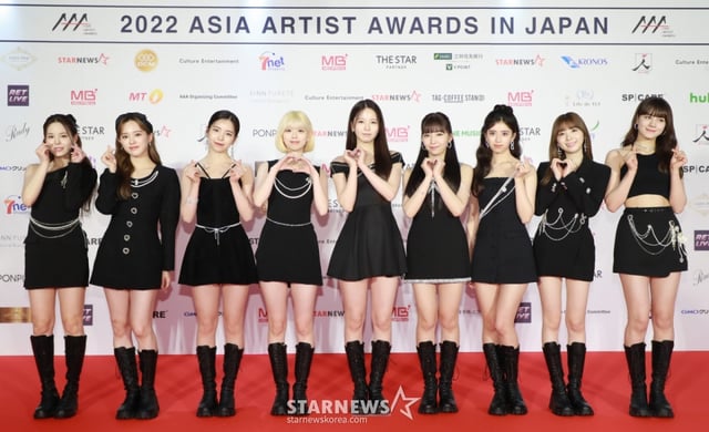 걸그룹 니쥬가 13일 오후 일본 나고야 니혼가이시홀에서 열린 스타뉴스-미디어보이 주최 '2022 Asia Artist Awards IN JAPAN'(2022 아시아 아티스트 어워즈, 이하 2022 AAA) 레드카펫 행사에 참석해 포즈를 취하고 있다.  스타뉴스와 미디어보이가 주최하고 Asia Artist Awards 조직위원회와 더스타파트너, 컬쳐 엔터테인먼트가 공동 주관한 글로벌 NO.1 시상식 '2022 AAA'는 올 한 해 동안 국내외에서 많은 사랑을 받은 가수, 배우들이 참석해 눈을 뗄 수 없는 화려한 글로벌 축제의 장을 펼쳤다. /2022.12.13