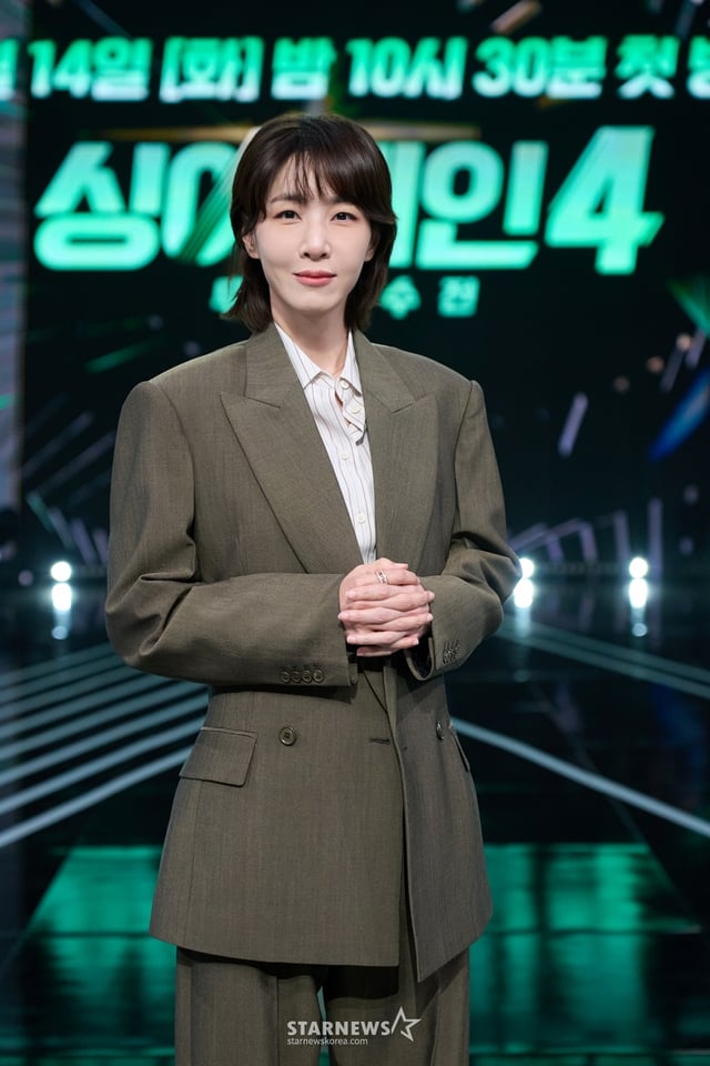 작사가 김이나가 14일 오전 온라인으로 진행된 JTBC 예능 '싱어게인4-무명가수전' 제작발표회에 참석해 포즈를 취하고 있다. /사진제공=JTBC 2025.10.14 /사진=이동훈 photoguy@