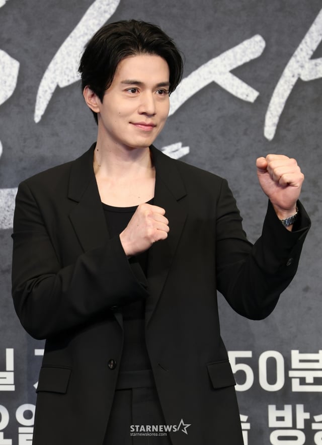 (서울=뉴스1) 권현진 기자 = 배우 이동욱이 7월 14일 오후 서울 구로구 더링크서울 호텔에서 열린 JTBC 드라마 ‘착한 사나이’ 제작발표회에 참석해 포즈를 취하고 있다. ‘착한 사나이’는 건달 3대 집안 장손 ’석철’(이동욱 분)이 가족과 직장, 사랑을 지키기 위해 겪는 파란만장 사건들을 웃음과 눈물로 그려낸 드라마다. 2025.7.14/뉴스1 Copyright © 뉴스1. All rights reserved. 무단 전재 및 재배포, AI학습 이용 금지. /사진=(서울=뉴스1) 권현진 기자