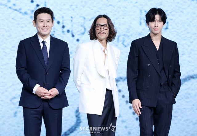 배우 설경구, 류승범, 홍경이 14일 서울 종로구 JW 메리어트 동대문 스퀘어에서 진행된 넷플릭스 영화 '굿뉴스' 제작보고회에 참석해 포즈를 취하고 있다. /2025.10.14 /사진=김휘선 hwijpg@