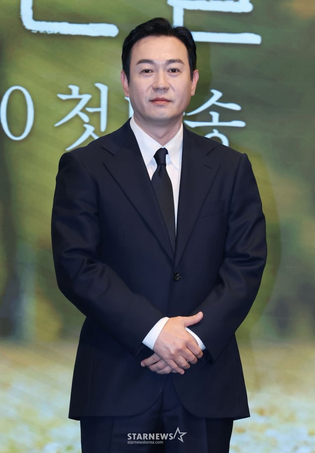 배우 박용우가 16일 오후 서울 구로구 더세인트에서 진행된 KBS 2TV 드라마 '은수 좋은 날' 제작발표회에 참석해 포즈를 취하고 있다. 가족을 지키고 싶은 학부모 강은수와 두 얼굴의 선생 이경이 우연히 얻은 마약 가방으로 벌이는 위험 처절한 동업 일지 '은수 좋은 날'은 오는 20일 첫 방송된다. /2025.09.16 /사진=이동훈 photoguy@