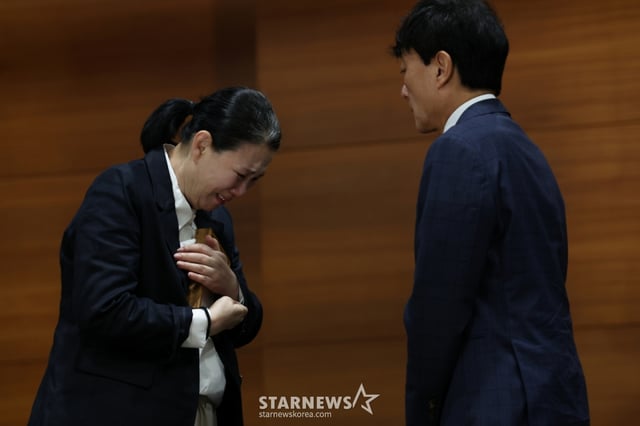 (서울=뉴스1) 박정호 기자 = 안형준 MBC 사장이 15일 오전 서울시 마포구 상암동 MBC 상암사옥 골든마우스홀에서 가진 대국민 기자회견에서 직장 내 괴롭힘을 호소하며 스스로 목숨을 끊은 MBC 기상캐스터 오요안나 씨의 어머니 장연미 씨에게 사과를 하고 있다. 2025.10.15/뉴스1 Copyright © 뉴스1. All rights reserved. 무단 전재 및 재배포, AI학습 이용 금지. /사진=(서울=뉴스1) 박정호 기자