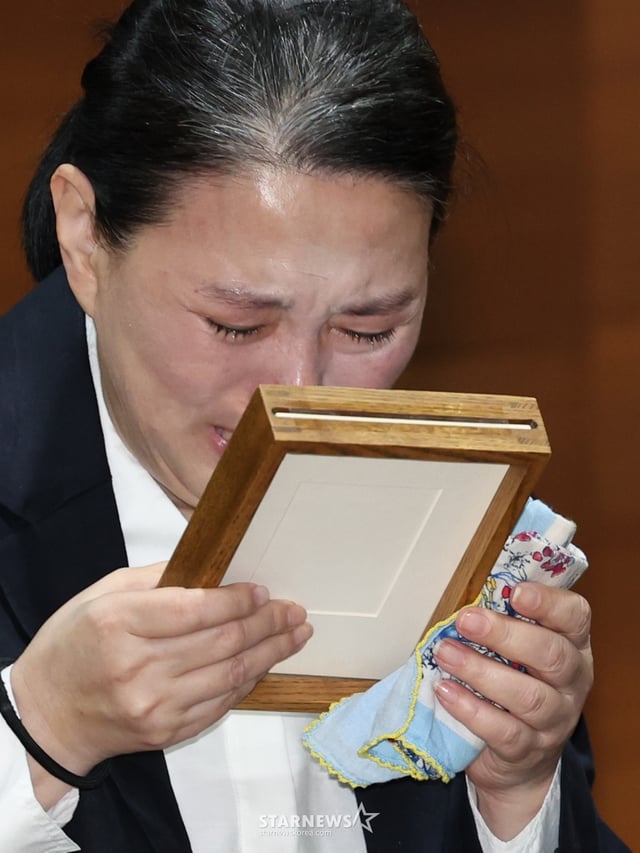 (서울=뉴스1) 박정호 기자 = 15일 오전 서울시 마포구 상암동 MBC 상암사옥 골든마우스홀에서 열린 안형준 MBC 사장의 기자회견에서 직장 내 괴롭힘을 호소하며 스스로 목숨을 끊은 MBC 기상캐스터 오요안나 씨의 어머니 장연미씨가 눈물을 흘리고 있다. 2025.10.15/뉴스1 Copyright © 뉴스1. All rights reserved. 무단 전재 및 재배포, AI학습 이용 금지. /사진=(서울=뉴스1) 박정호 기자