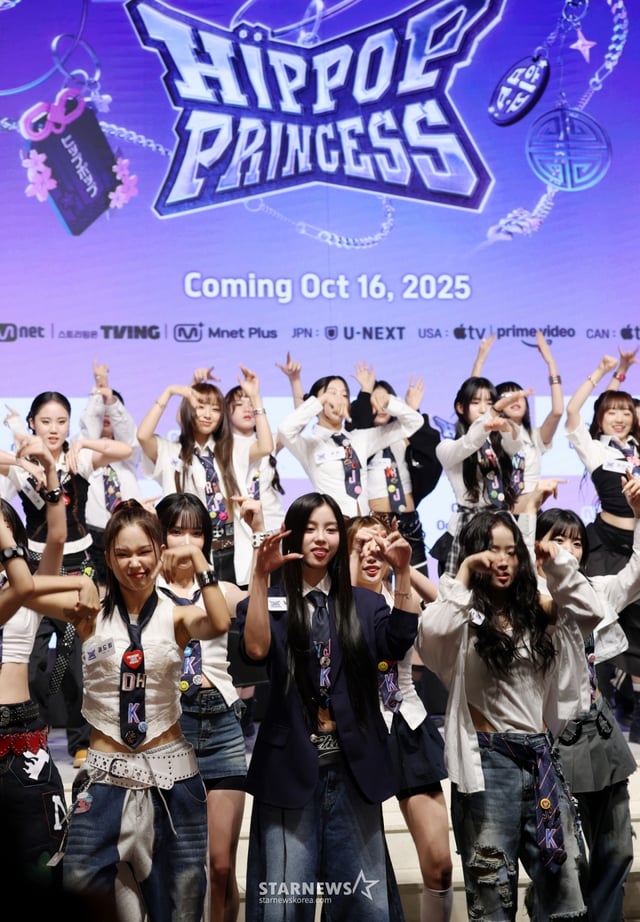 Mnet '힙팝 프린세스' 한국, 일본 참가자들이 15일 서울 강남구 엘리에나호텔에서 진행된 엠넷 예능 '언프리티 랩스타 : 힙팝 프린세스' 제작발표회에 참석해 퍼포먼스를 하고 있다. /2025.10.15 /사진=김휘선 hwijpg@
