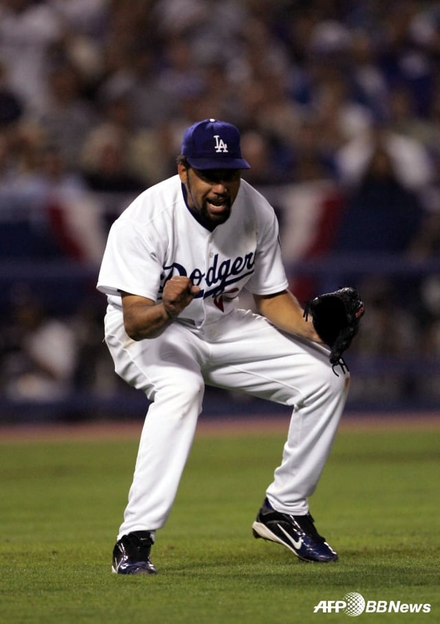 LA 다저스 시절 호세 리마가 세인트루이스와 2004년 메이저리그 포스트시즌 NLDS 3차전에서 완투에 성공한 뒤 포효하고 있다. /AFPBBNews=뉴스1