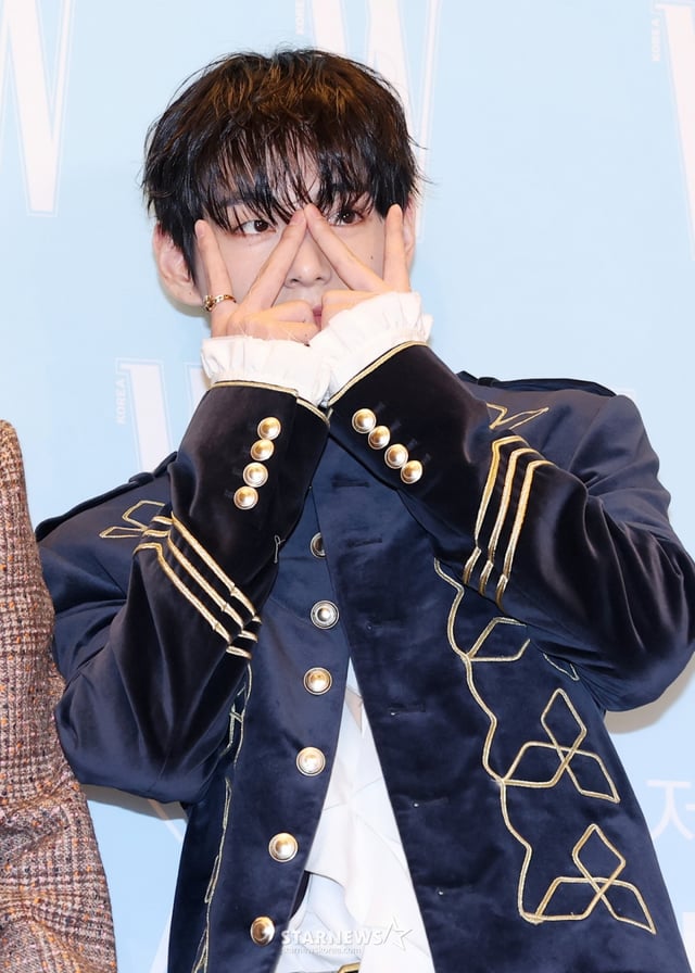 그룹 방탄소년단 뷔가 2025년 10월 15일 서울 종로구 포시즌스 호텔에서 열린 제20회 유방암 인식 향상 캠페인 자선 행사 'LOVR YOUR' 포토월에 참석해 포즈를 취하고 있다. /2025.10.15 /사진=김휘선 hwijpg@